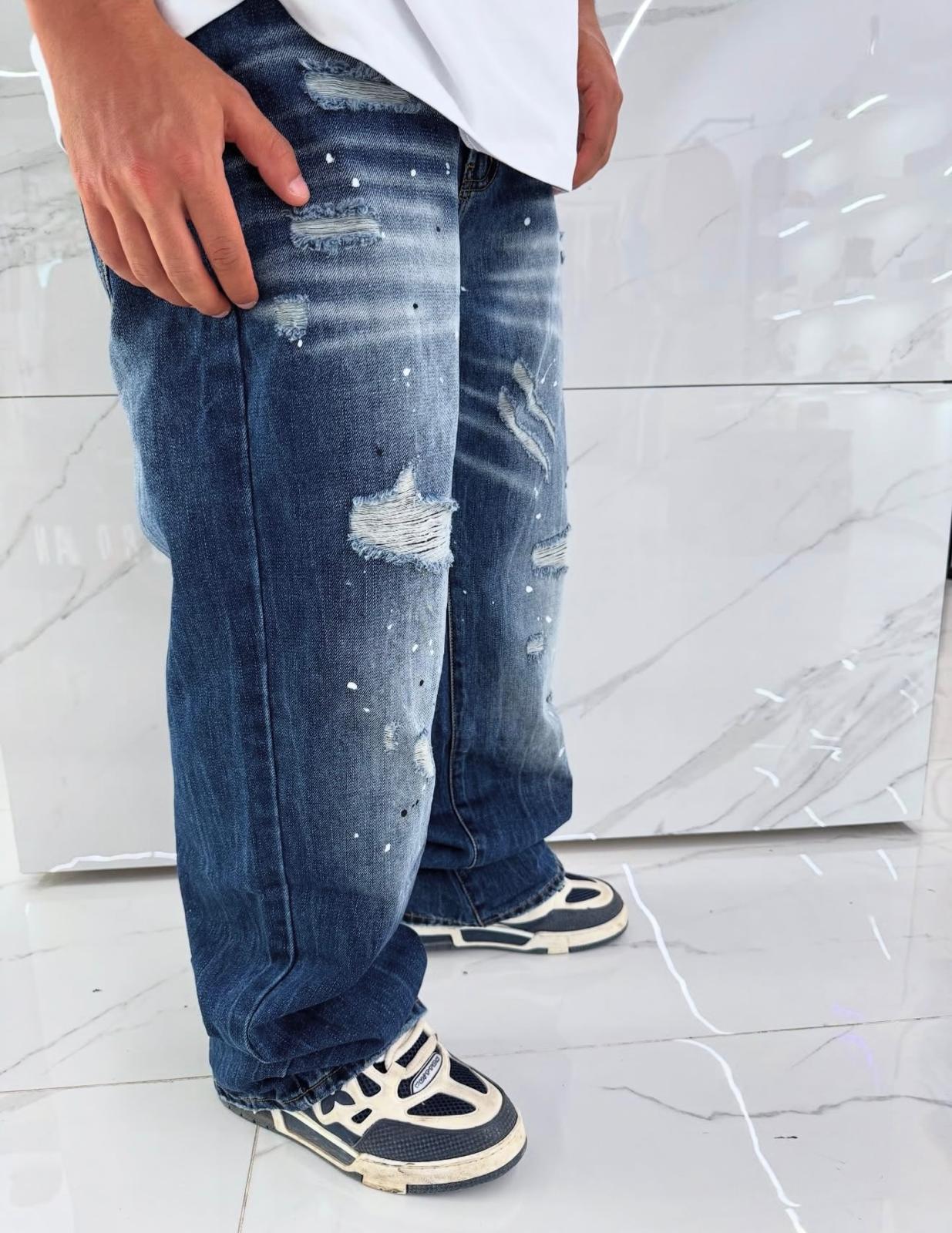 Jeans baggy con strappi e schizzi di vernici
