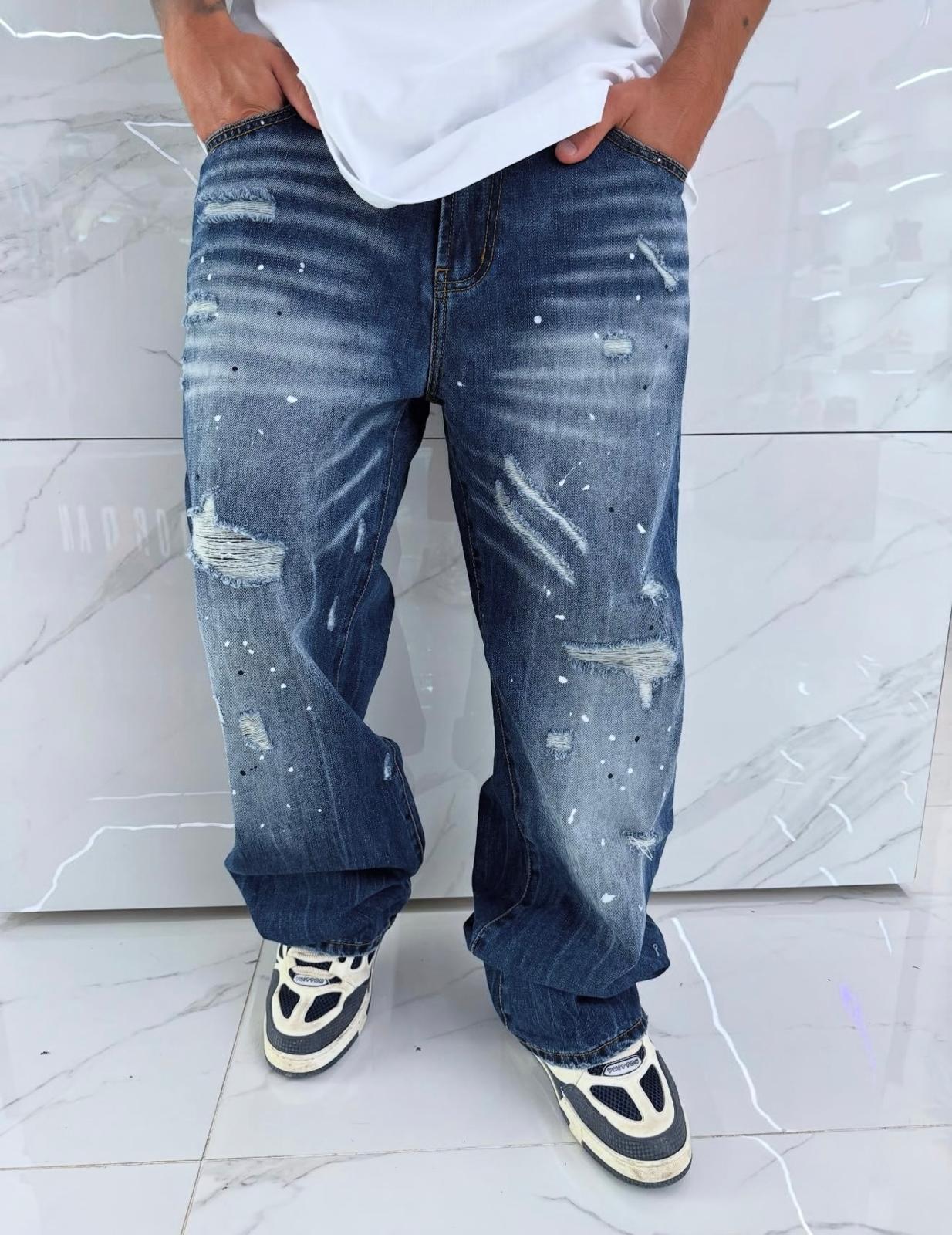 Jeans baggy con strappi e schizzi di vernici