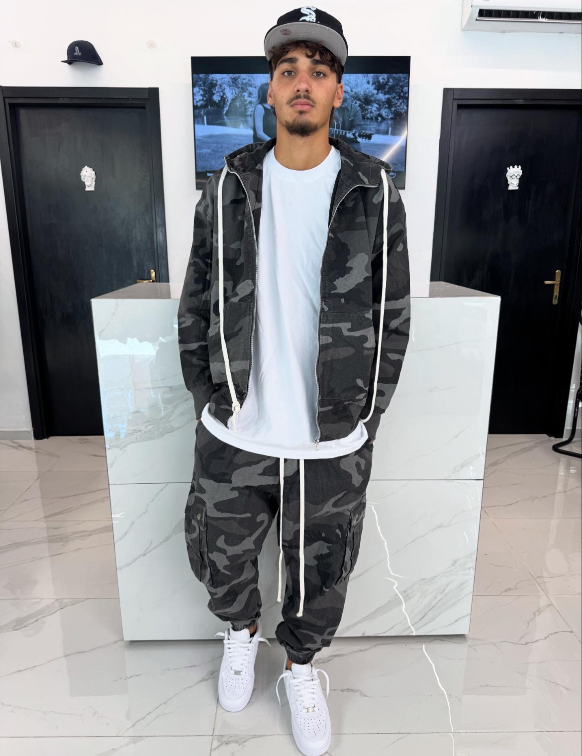 Completo militare grigio scuro